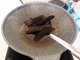 6、红烧海参,把焯好的海参捞出来，沥干水份