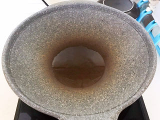 7、红烧海参,炒锅烧热后加入玉米油