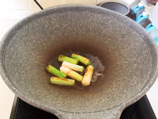 8、红烧海参,油烧热后加入葱白，煎至葱白微黄