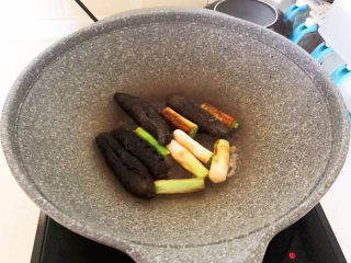 9、红烧海参,加入海参