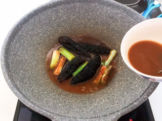 11、红烧海参,加入水淀粉