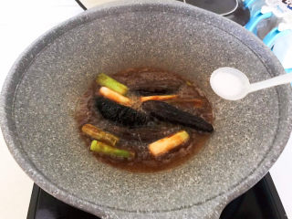 12、红烧海参,加入精盐