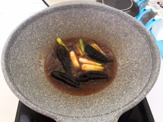 13、红烧海参,烧开后翻炒均匀即可，家常红烧海参做好了