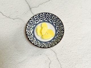 5、小寒养生汤+糯米山药玉米筒骨汤,姜洗净去皮切片备用