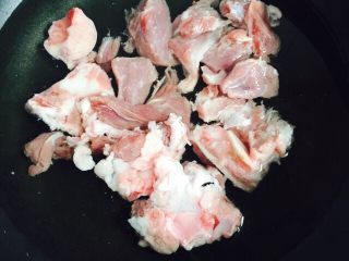 7、小寒养生汤+糯米山药玉米筒骨汤,放入汤锅