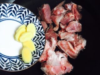 8、小寒养生汤+糯米山药玉米筒骨汤,放入姜片