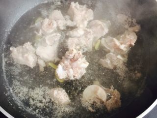 10、小寒养生汤+糯米山药玉米筒骨汤,大火烧开煮2-3分钟左右捞出