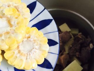 14、小寒养生汤+糯米山药玉米筒骨汤,倒入玉米、姜片、八角(忘记拍了????)