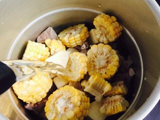 15、小寒养生汤+糯米山药玉米筒骨汤,加入热水