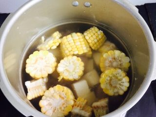 16、小寒养生汤+糯米山药玉米筒骨汤,水量莫过食材的2/3