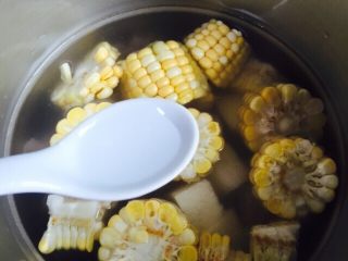 17、小寒养生汤+糯米山药玉米筒骨汤,加1小茶匙的白醋