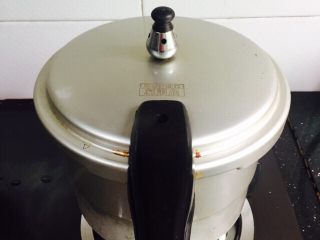 18、小寒养生汤+糯米山药玉米筒骨汤,盖上锅盖大火烧开上汽五分钟转中火煮二十分钟