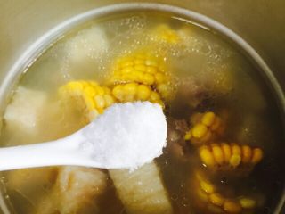 19、小寒养生汤+糯米山药玉米筒骨汤,待气阀消气再打开锅盖,加2小茶匙盐