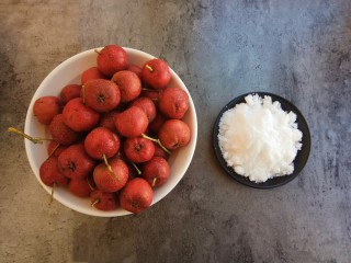 1、自制健康开胃小零食～果丹皮（烤箱版）,首先准备好食材：新鲜山楂、白糖