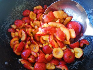 5、自制健康开胃小零食～果丹皮（烤箱版）,等到白糖彻底融化，山楂煮熟煮软