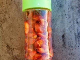 6、自制健康开胃小零食～果丹皮（烤箱版）,取出煮好的山楂，放入料理机中