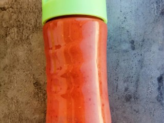 7、自制健康开胃小零食～果丹皮（烤箱版）,打成山楂泥，颜色红红的，细细的，特别好看