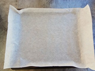 9、自制健康开胃小零食～果丹皮（烤箱版）,油纸裁成比烤盘稍大的长度