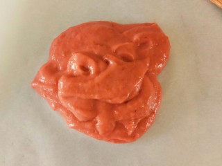 10、自制健康开胃小零食～果丹皮（烤箱版）,打好的山楂泥，放在油纸上，山楂泥特别 特别粘不需要再熬了，如果太稀需要入锅熬一下