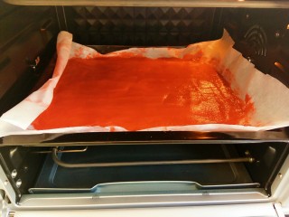 13、自制健康开胃小零食～果丹皮（烤箱版）,烤箱上下125℃预热好后，把烤盘放入