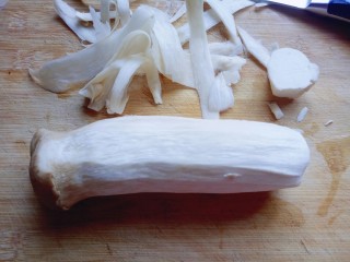 2、凉拌手撕杏鲍菇,把两个杏鲍菇去皮去根。