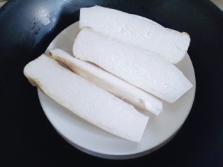 4、凉拌手撕杏鲍菇,上锅隔水蒸(为了节约时间我把杏鲍菇切开了,一切二) 大火烧开后转中小火大约10分钟。