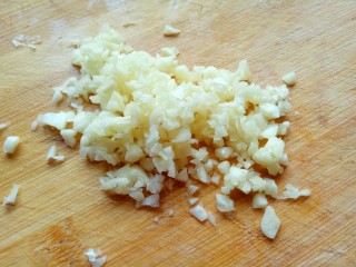 7、凉拌手撕杏鲍菇,蒜用刀拍碎,蒜皮自然就脱落啦!再切末。