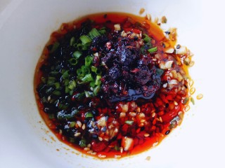 8、凉拌手撕杏鲍菇,调料汁: 把葱,姜,蒜末,生抽,盐,糖,芝麻油,熟芝麻,胡椒粉,老干妈辣酱加入碗中,充分搅拌均匀备用。