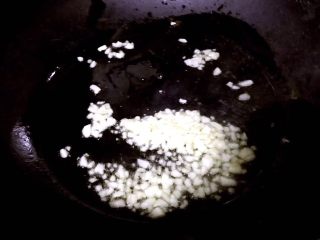 6、蒜蓉西芹炒虾仁,锅中倒入油烧热放入蒜蓉爆香