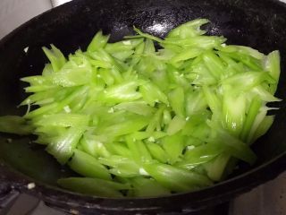 7、蒜蓉西芹炒虾仁,放入西芹大火快速翻炒均匀