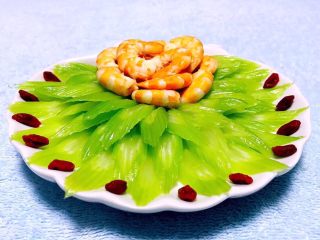 11、蒜蓉西芹炒虾仁,再摆上枸杞子做装饰即美观又美味