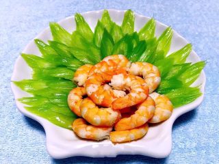 10、蒜蓉西芹炒虾仁,炒好的蒜蓉西芹虾仁摆入盘中好漂亮