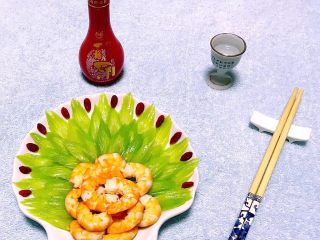 13、蒜蓉西芹炒虾仁,来瓶美酒别有一番滋味