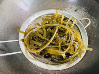 14、香辣海带丝,沥干水分