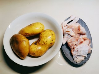 1、红烧土豆鸡块,三黄鸡半只 清洗干净切大块 土豆3个