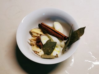 2、红烧土豆鸡块,香辛料准备好