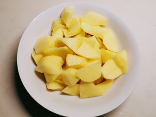 3、红烧土豆鸡块,土豆去皮切滚刀块