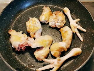 4、红烧土豆鸡块,起油锅放一汤匙食用油  放入鸡块煎制