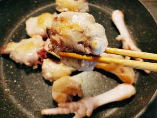 5、红烧土豆鸡块,煎至两面微微焦黄  关火备用