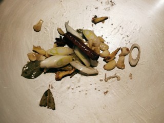 6、红烧土豆鸡块,另起油锅  加入一汤匙食用油  油热放入香辛料翻炒