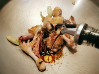 7、红烧土豆鸡块,炒出香味后放入煎好的鸡块  放入生抽