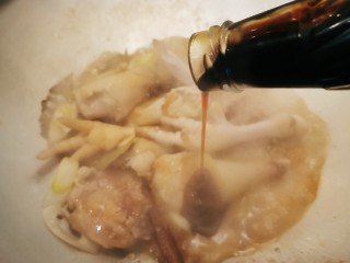 8、红烧土豆鸡块,放入蚝油