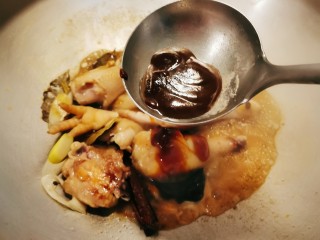 9、红烧土豆鸡块,放入甜面酱  翻炒均匀上色