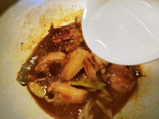 10、红烧土豆鸡块,加入清水