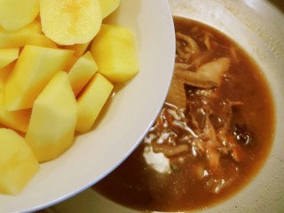 12、红烧土豆鸡块,放入土豆块