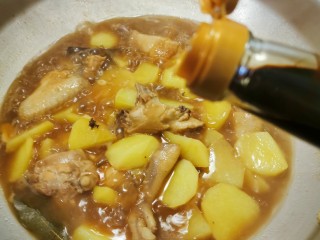 13、红烧土豆鸡块,大火烧开 转小火慢炖 放入红烧老抽调整颜色