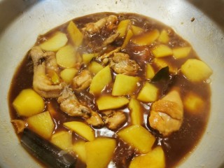 14、红烧土豆鸡块,中小火烹饪