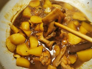 15、红烧土豆鸡块,用筷子试一下 轻松穿透鸡肉  表明已经熟了 大火收汁  关火