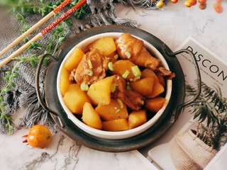 16、红烧土豆鸡块,出锅装盘  香极了