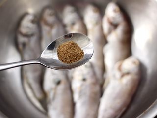 5、五香干炸大头宝鱼,先放入五香粉。